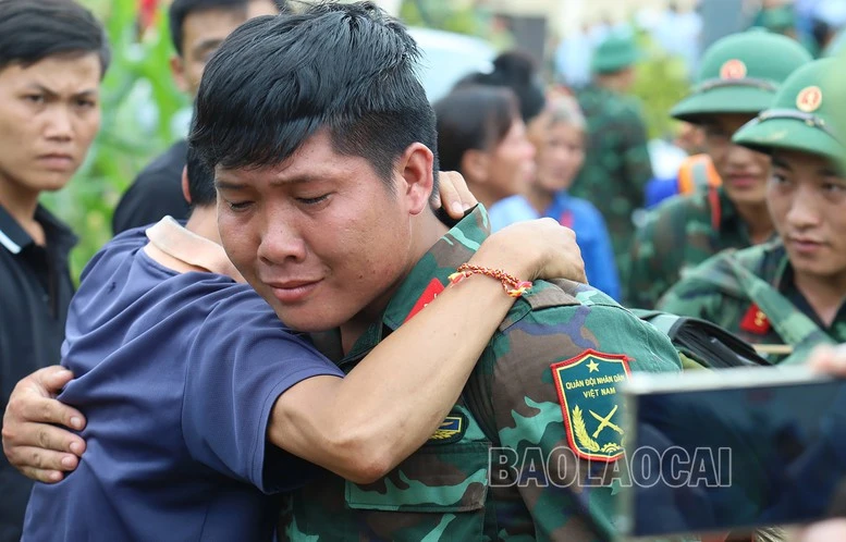 Xúc động ngày chia tay lực lượng quân đội cứu nạn ở Làng Nủ- Ảnh 10.