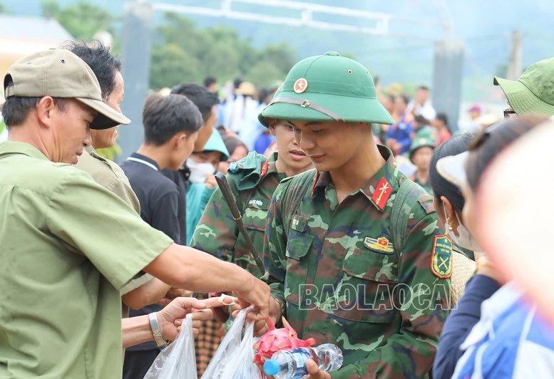 Xúc động ngày chia tay lực lượng quân đội cứu nạn ở Làng Nủ- Ảnh 12.