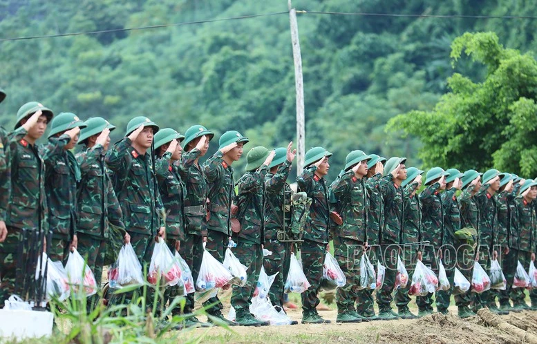 Xúc động ngày chia tay lực lượng quân đội cứu nạn ở Làng Nủ- Ảnh 18.