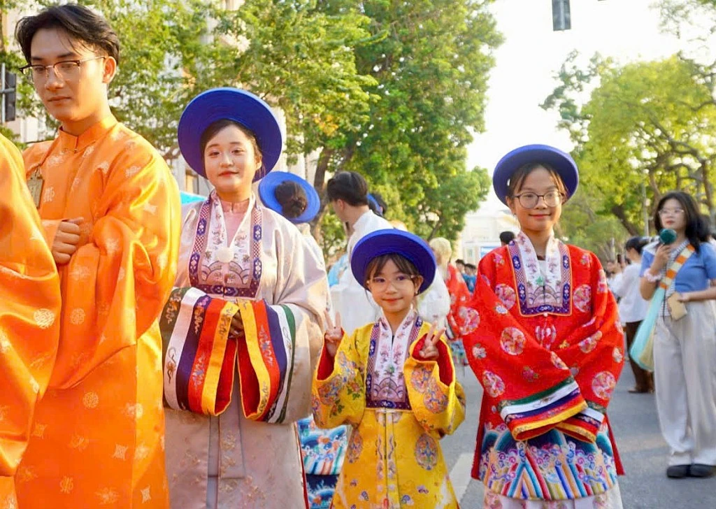 Gần 500 người mẫu tham gia Bách Hoa Bộ Hành: Nơi những bông hoa tình yêu văn hóa dân tộc khoe sắc