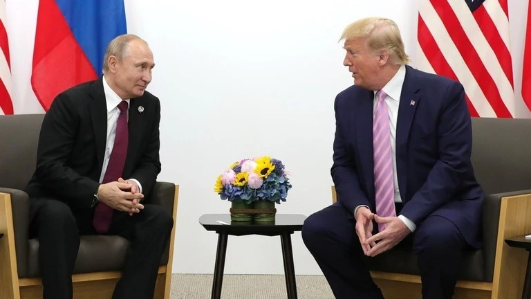 Tổng thống đắc cử Mỹ Donald Trump (phải) và Tổng thống Nga Vladimir Putin.