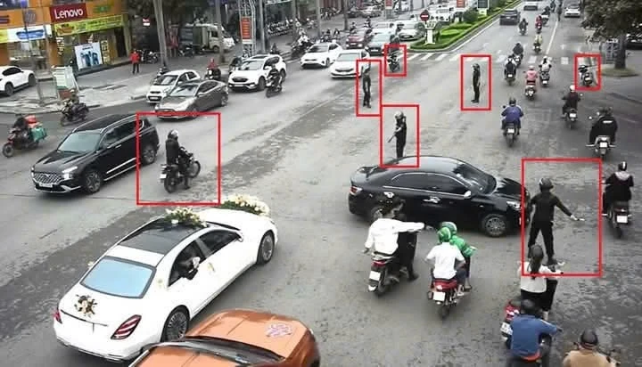 Nhóm người là nhân viên Công ty TNHH vệ sĩ Security ngang nhiên phân luồng tại ngã tư để đoàn xe đám cưới đi qua. 