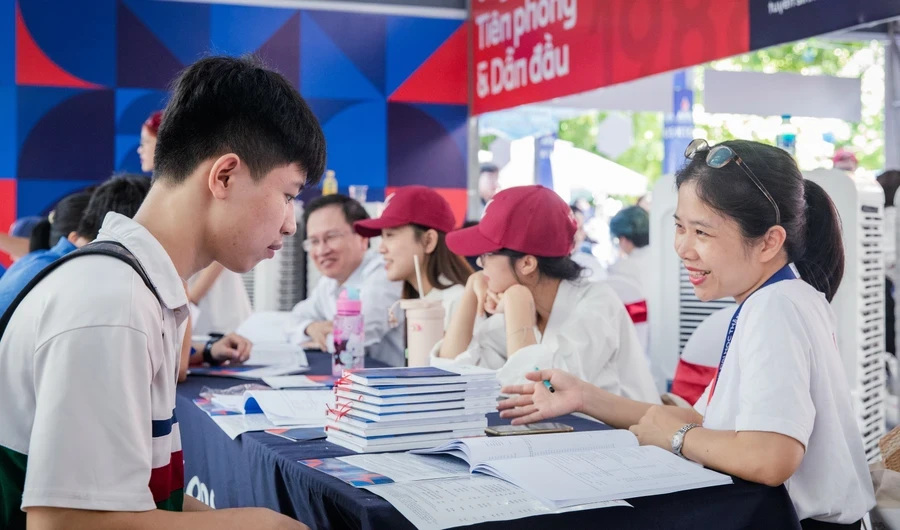 Cán bộ, giảng viên Trường ĐH Thăng Long tư vấn tuyển sinh cho thí sinh. Ảnh: NTCC