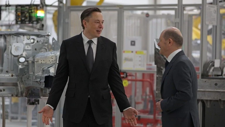 Tỷ phú Elon Musk (trái) và Thủ tướng Đức Olaf Scholz trong lễ khánh thành chính thức nhà máy Tesla gần Gruenheide, ngày 22/3/2022. 