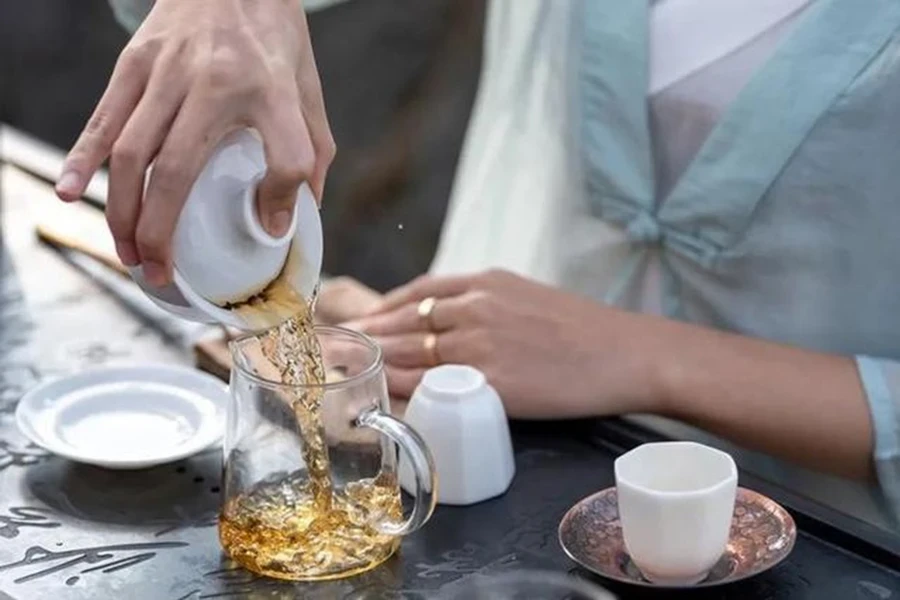 Chất caffeine trong trà có khả năng thúc đẩy quá trình tiết dịch dạ dày, hỗ trợ tiêu hóa và tăng cường khả năng phân hủy chất béo của cơ thể. (Ảnh: ITN)