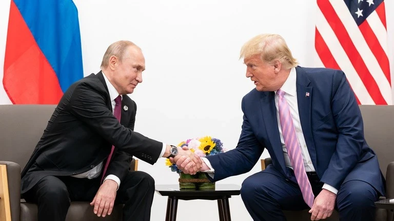 Tổng thống Nga Vladimir Putin gặp ông Donald Trump bên lề Hội nghị thượng đỉnh G20 tại Osaka, Nhật Bản, ngày 28/6/2019.