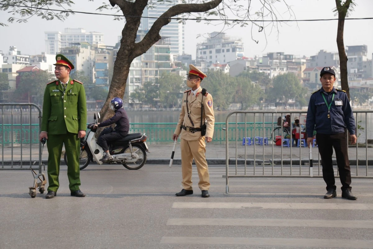 Cận cảnh đoàn xe đón tuyển Việt Nam từ sân bay về Văn phòng Chính phủ