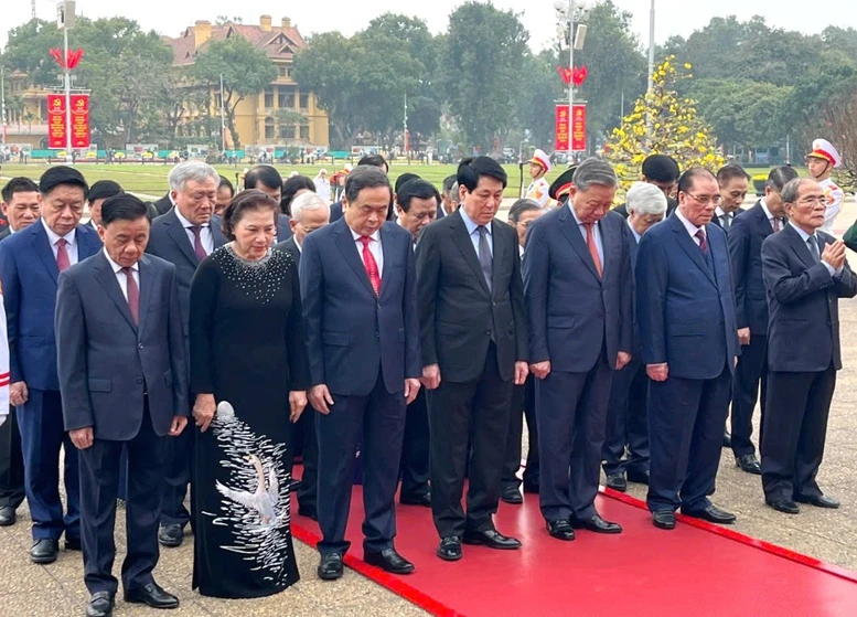 Lãnh đạo Đảng, Nhà nước vào Lăng viếng Chủ tịch Hồ Chí Minh- Ảnh 1.