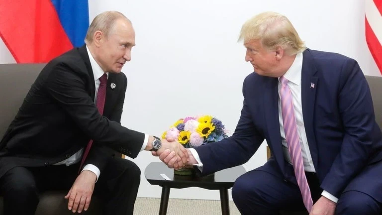 Tổng thống Mỹ Donald Trump (phải) gặp Tổng thống Nga Vladimir Putin tại Osaka, Nhật Bản, ngày 28/6/2019.