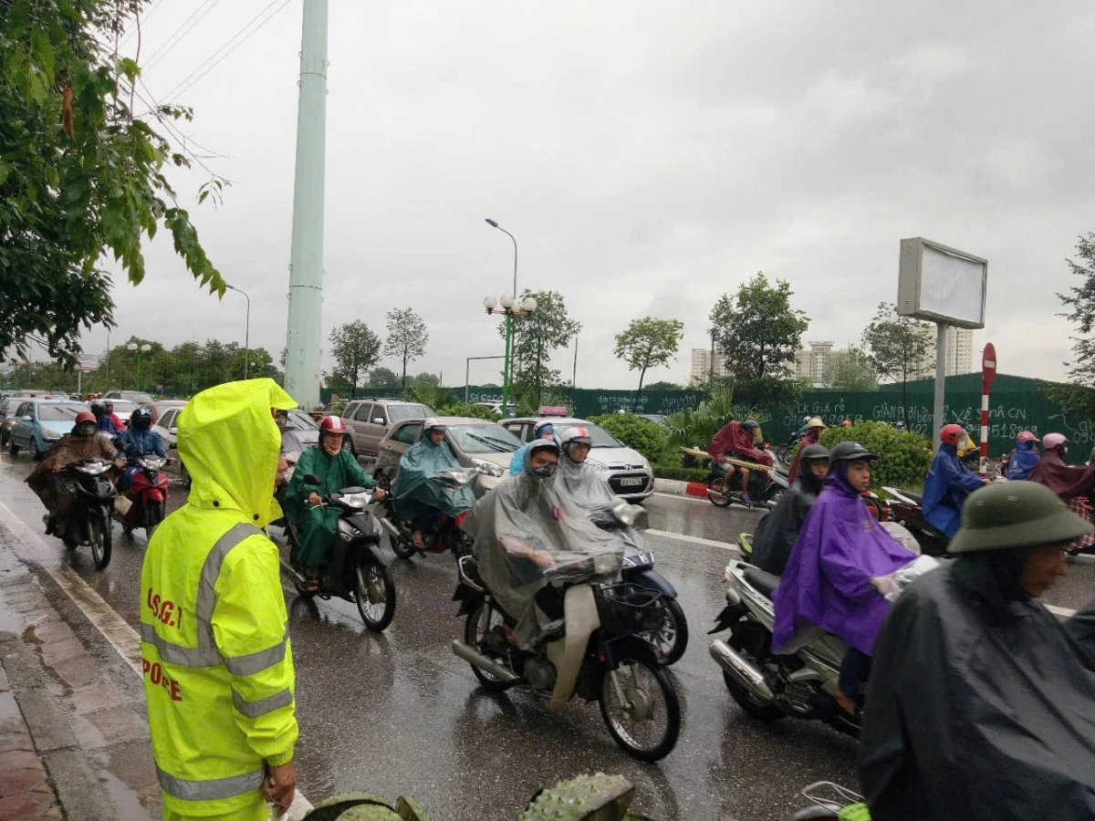 Không có quy định nào phạt người dừng xe mặc áo mưa nếu thực hiện đúng quy địn