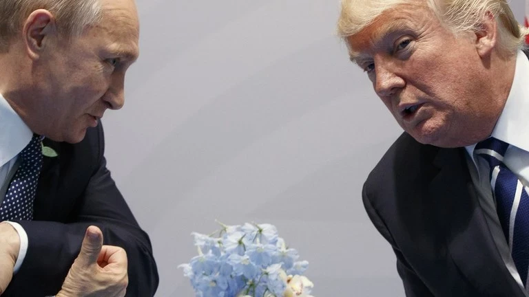 Tổng thống Mỹ Donald Trump (phải) và Tổng thống Nga Vladimir Putin.