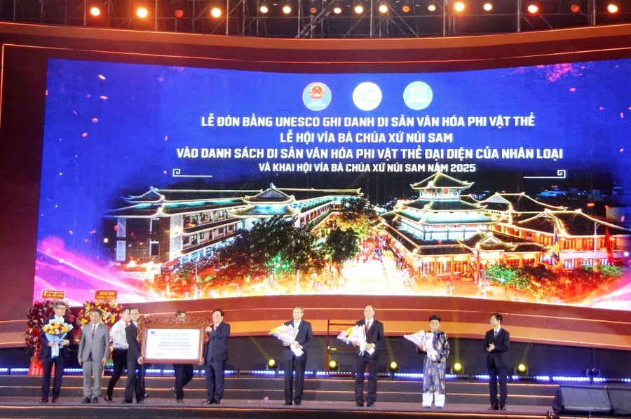 An Giang đón bằng UNESCO ghi danh Lễ hội Vía Bà Chúa Xứ núi Sam. (Ảnh: Trọng Nhân).