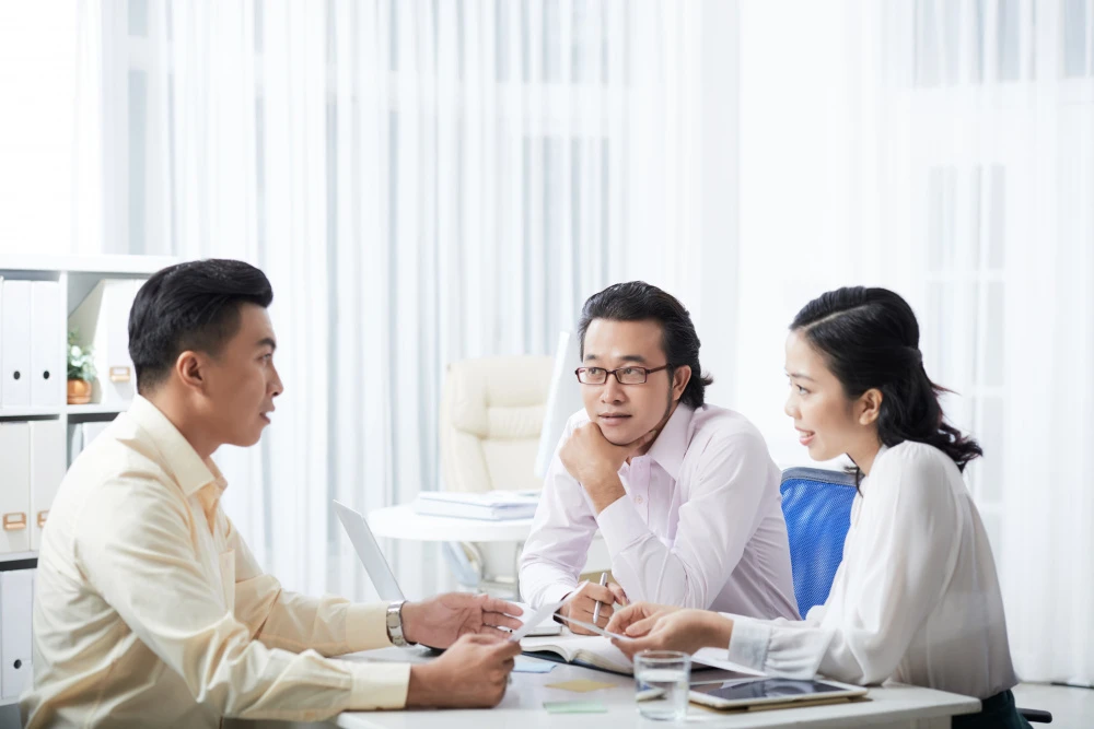 https://www.freepik.com/free-photo/side-view-three-colleagues-discussing-project-sitting-office-desk_5839823.htm#from_element=detail_alsolike