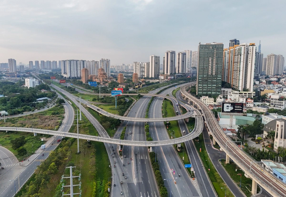 Nút giao kết nối đại lộ Mai Chí Thọ, Xa lộ Hà Nội cùng tuyến Metro số 1. Ảnh: Quỳnh Trần