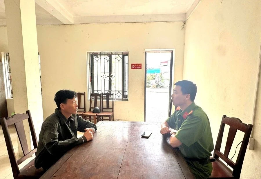 Đối tượng Khuất Văn Sinh (bên trái) tại cơ quan công an (ảnh: Công an tỉnh Phú Thọ).