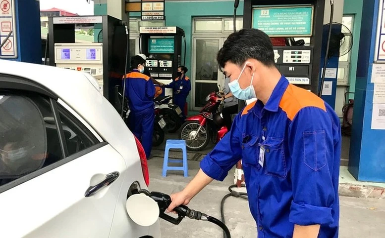 Giá xăng tăng gần 800 đồng/lít- Ảnh 1.