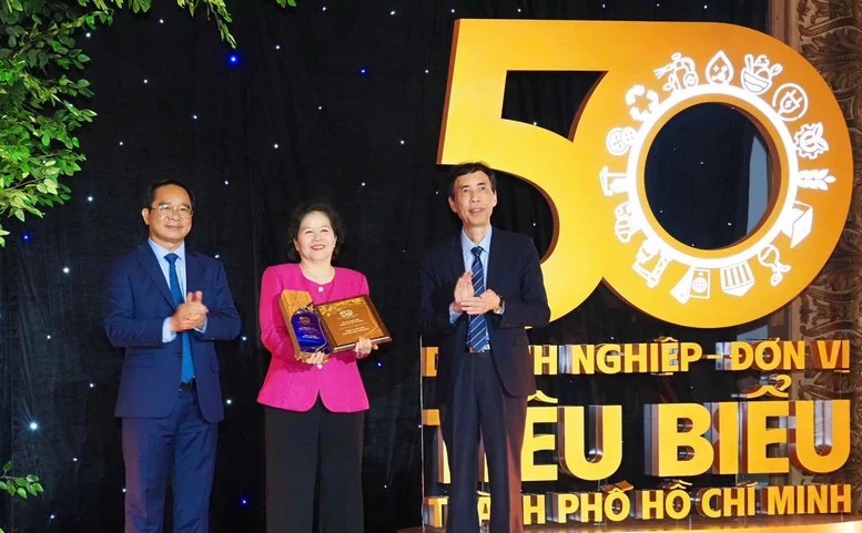 Vinamilk được vinh danh là doanh nghiệp tiêu biểu của TPHCM- Ảnh 1.