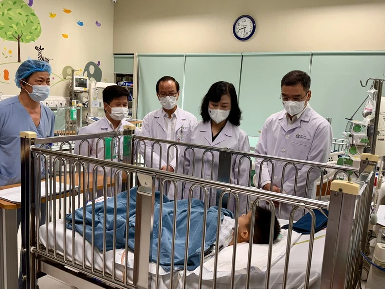 Đình chỉ một số nhân viên y tế vụ bị tố 'nộp đủ tiền mới cấp cứu người bệnh'- Ảnh 1.