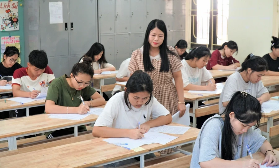 Cô Phan Thị Bích Hà - giáo viên Trường THPT Dân tộc nội trú tỉnh Nghệ An tăng cường ôn luyện làm văn cho học sinh.