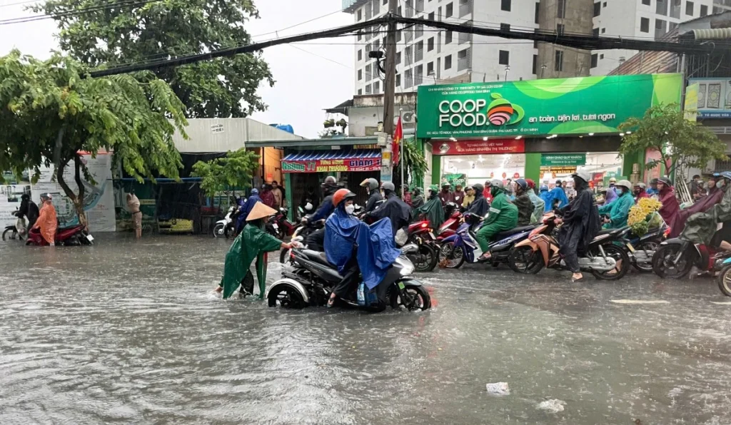 TP.HCM: Tái diễn cảnh “mưa lớn là ngập”