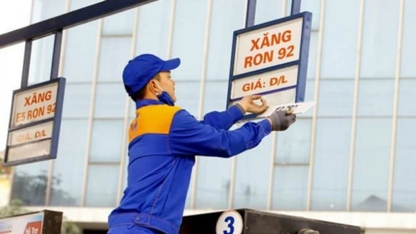 Giá dầu giảm gần 300 đồng/lít từ 15h ngày 29/5