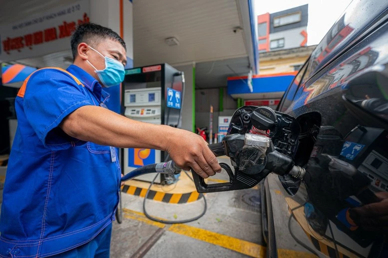Giá xăng giảm, dầu tăng- Ảnh 1.