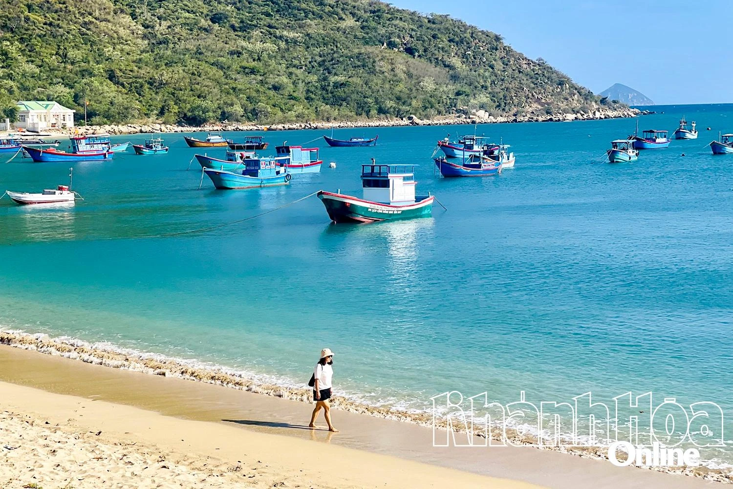 Cảnh bình yên ở làng chài Ninh Vân.