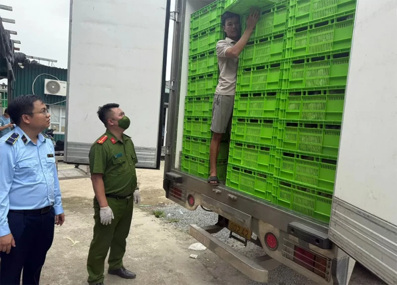 Liên tiếp phát hiện thực phẩm đông lạnh không rõ nguồn gốc xuất xứ -0