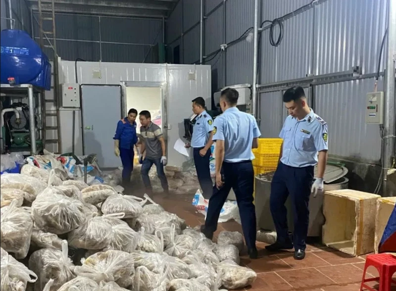 Liên tiếp phát hiện thực phẩm đông lạnh không rõ nguồn gốc xuất xứ -0