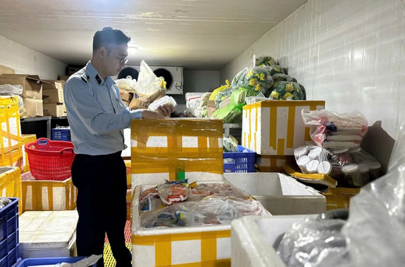Liên tiếp phát hiện thực phẩm đông lạnh không rõ nguồn gốc xuất xứ -0