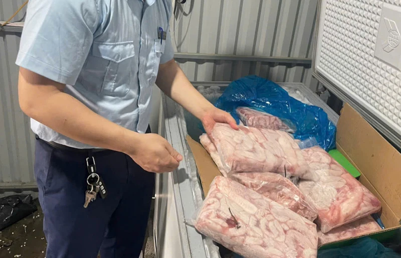 Liên tiếp phát hiện thực phẩm đông lạnh không rõ nguồn gốc xuất xứ -0