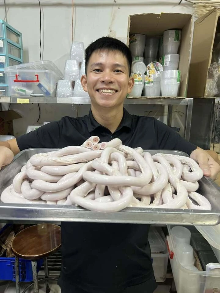 Ngô Quyền Thế khoe về bộ lòng se điếu dài 40 m gây hoang mang dư luận.