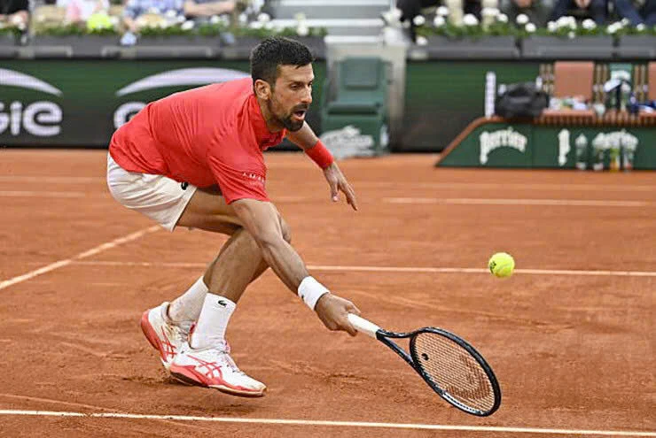 Djokovic liên tục gây khó khăn cho Moutet với các pha lên lưới.