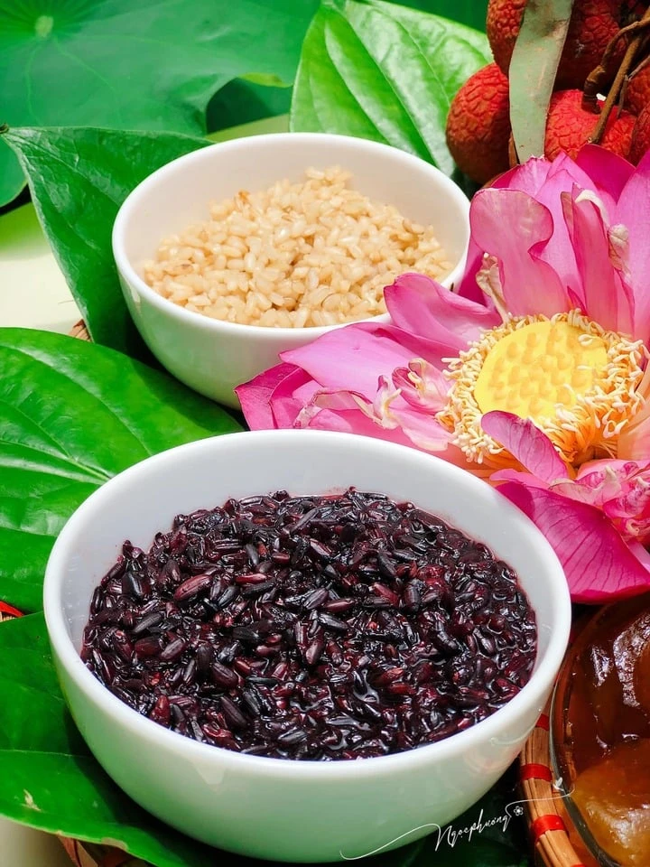 Rượu nếp cái và nếp cẩm là món không thể thiếu ngày Tết Đoan ngọ. Ảnh: Ngọc Phượng