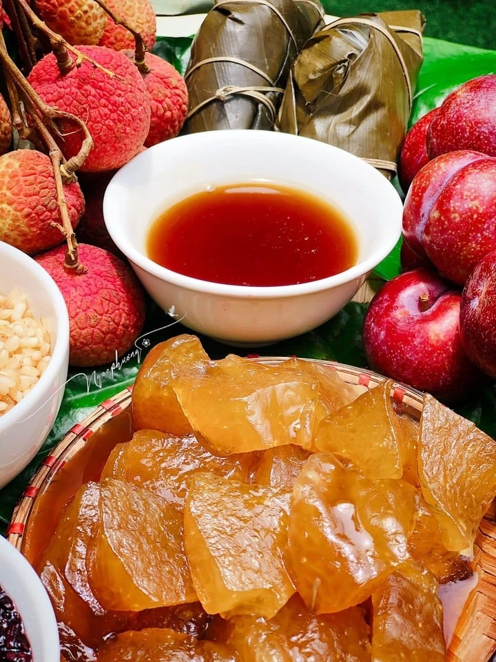 Bánh gio ăn kèm mía. Ảnh: Ngọc Phượng