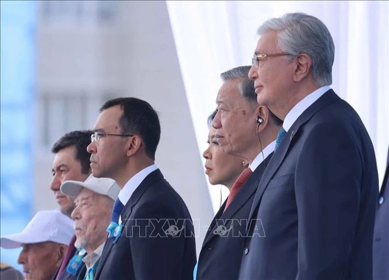Tổng Bí thư Tô Lâm dự Lễ duyệt binh Kỷ niệm 80 năm Ngày Chiến thắng phát xít tại Kazakhstan- Ảnh 1.