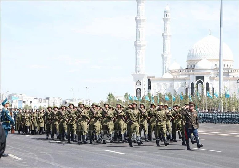 Tổng Bí thư Tô Lâm dự Lễ duyệt binh Kỷ niệm 80 năm Ngày Chiến thắng phát xít tại Kazakhstan- Ảnh 3.