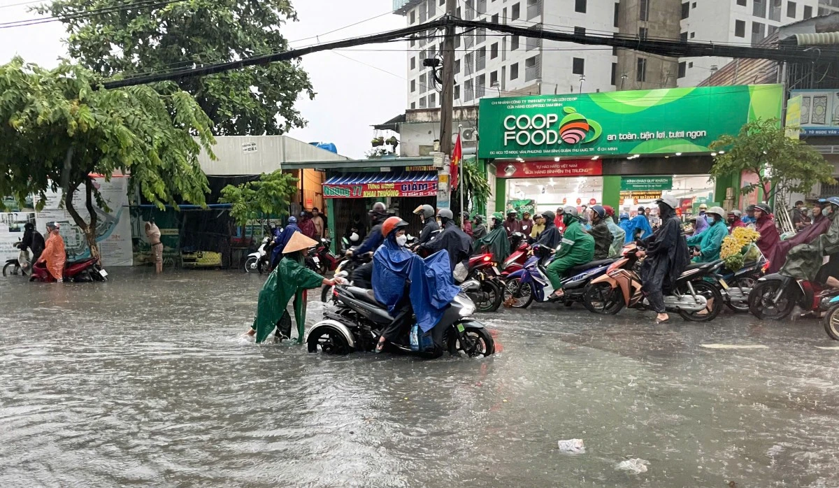 TP.HCM: Tái diễn cảnh “mưa lớn là ngập