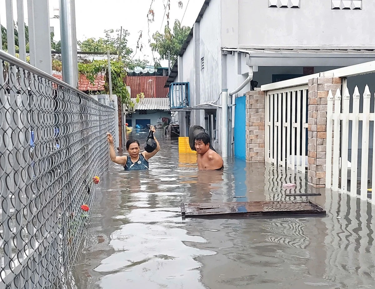 TP.HCM: Tái diễn cảnh “mưa lớn là ngập