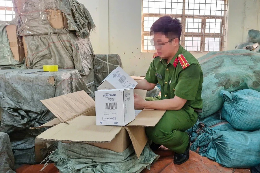 Công an kiểm tra số hàng giả. (Ảnh: CANA)