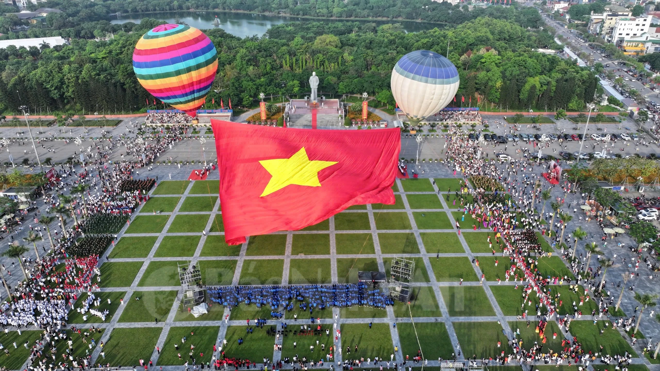 Xúc động hình ảnh đại kỳ tung bay trên quảng trường Hồ Chí Minh