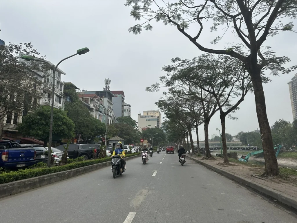 Hà Nội nắng nóng đỉnh điểm: Mặt đường chạm ngưỡng 50°C, chuẩn bị đón mưa giông giải nhiệt