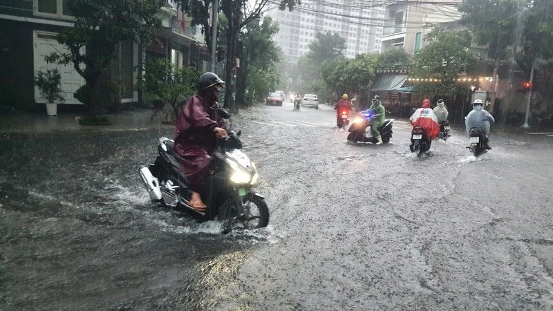 Áp thấp nhiệt đới khả năng mạnh lên thành bão số 1: Trung Bộ mưa lớn từ đêm nay