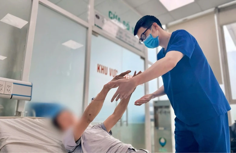 Cảnh báo nguy cơ sốc nhiệt khi làm việc ngoài trời nắng kéo dài- Ảnh 1.