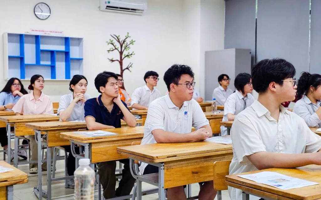 Sĩ tử bước vào bài thi tự chọn Kỳ thi tốt nghiệp THPT năm 2025