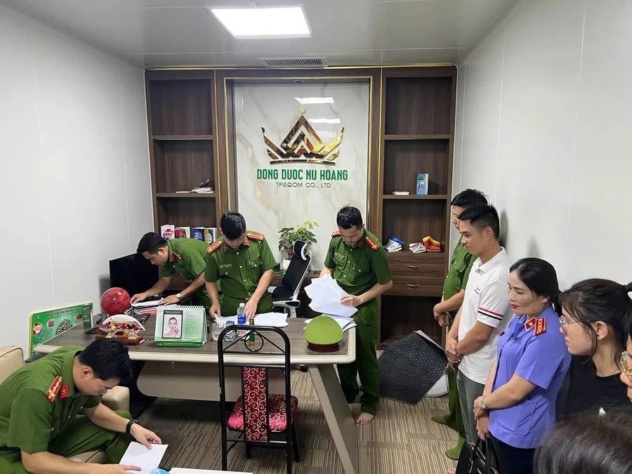 Cơ quan chức năng thu giữ số lượng lớn sản phẩm mỹ phẩm chưa được phép lưu hành.
