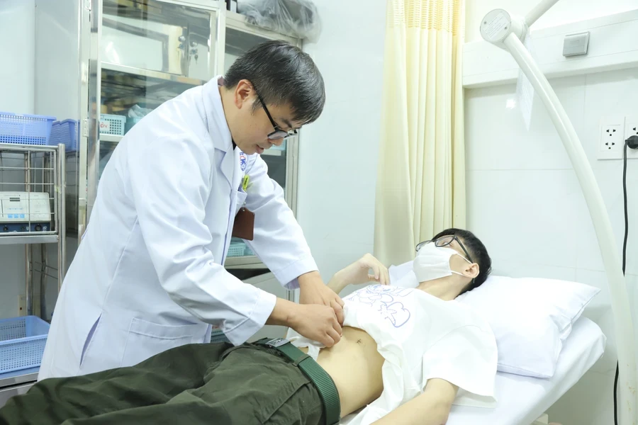 BS Dũng thăm khám cho bệnh nhân A.