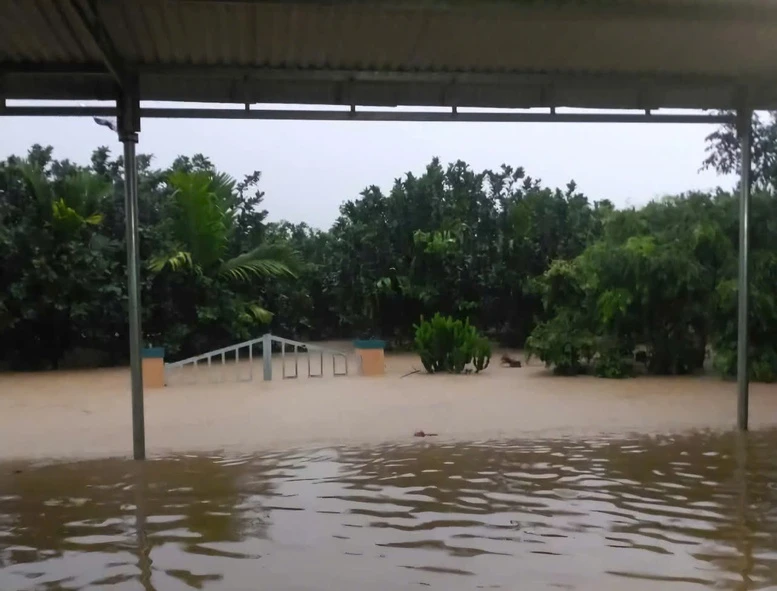 Mưa lớn gây ngập lụt tại nhiều địa phương miền Trung- Ảnh 2.