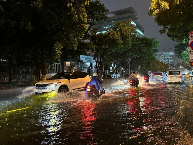 Mưa lớn gây ngập lụt tại nhiều địa phương miền Trung- Ảnh 3.