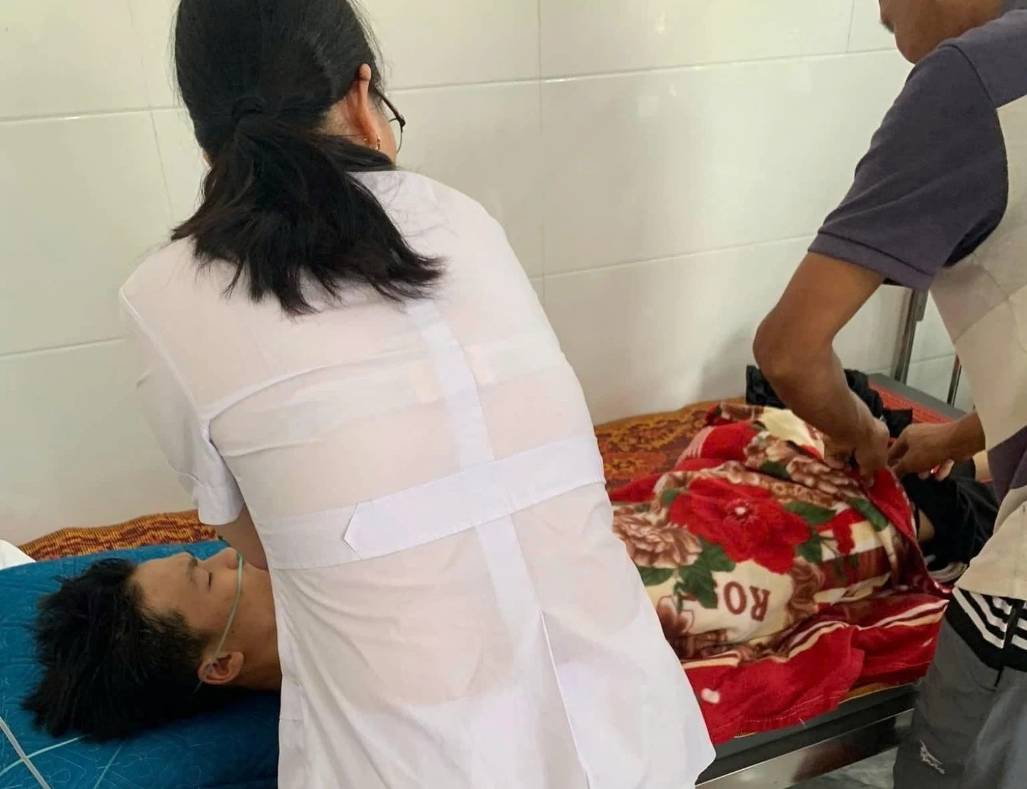 Nghệ An: 3 học sinh bị điện giật khi đi thả diều